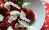 Salade sucrée-salée de fraises, framboises, mozzarella et parmesan