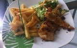 Filet de poulet pané, frites et salade