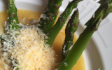 Premières asperges vertes en bouillon, éclats de parmesan