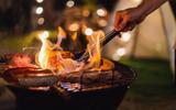 Oubliez les allume-feu chers et chimiques ! Ce chef dévoile une technique simple et économique pour démarrer le barbecue