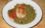 Paupiette de veau avec des tomates et des petits pois