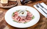 “C’est redevenu le plat incontournable dans les restaurants italiens” : Norbert Tarayre dévoile sa recette de vitello tonnato, parfaite pour l’été !