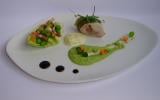 Râble de lapin farci aux feuilles de laitue, Déclinaison autour des petits pois à la Française : en purée à la menthe, en cocotte au citron confit, en émulsion à la réglisse, et chips de carott