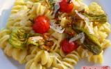 Pasta à la crème de courgette safranée, fleurs et tomates cerises