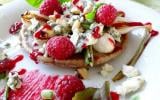 Galette de sarrasin au roquefort Papillon et aux framboises & salade de petits légumes croquants