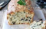 Un apéritif de dernière minute ? Voici notre recette de cake salé au jambon, fromage et olives !