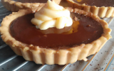 Crème tendre de chocolat en tartelette et ses quelques gouttes de crème safranée