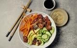 Poke bowl au thon avocat quinoa et crudités