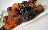 Brochettes d'agneau aux pruneaux, aux abricots secs et romarin