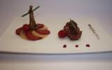 Pigeon en 2 cuissons : cuisse confite au four, filet rôti aux parfums de framboise, noix et cacao, crapaudine et passae-crassane glacées au fond de volaille