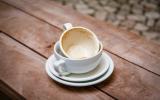 Votre tasse préférée est tachée par des traces incrustées de thé ou de café ? Cette astuce va vous permettre de la rendre comme neuve