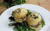 Burger de poulet à la Fourme d'Ambert, oignons confit aux prunes