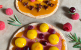 Pizzete à la mangue et au miel de baies roses