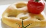 Fougasse et tomate de Marmande farcie à l'Ossau Iraty et pistou de kiwi de l'Adour.