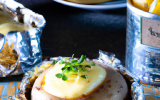 Pomme de terre au roquefort et son emballage d'alluminium