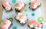 Toasts de pain d'épices sans gluten au saumon