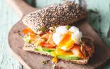 Tartines d'avocat, saumon fumé et oeufs pochés