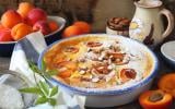 Rapide à faire et gourmand : Cyril Lignac partage sa recette pour réaliser un clafoutis aux abricots et aux amandes