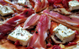 Pizza au fromage de chèvre, jambon fumé et chorizo