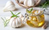 "Je les faisais au four mais ça prenait plus de temps" : voici notre recette express d’ail mariné à l’huile d’olive !