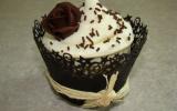 Cupcake au chocolat cœur chocolat noir, glaçage chantilly sucrée