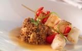 Lentilles et brochettes de poisson sauce gingembre