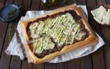 Tarte fine au confit d'oignon, courgettes et Camembert