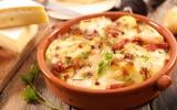 Cette recette de pizza tartiflette sera parfaite pour se réchauffer avec le froid