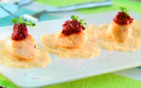 Noix de Saint-Jacques sautées et concassé de tomates séchées sur dentelle de parmesan