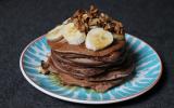 Pancakes au lait de soja au chocolat, topping banane, noix et sirop d'érable