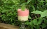 Mousse de fraises au parfum de verveine citronnelle sur sa crème de chocolat blanc