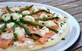 Pizza à la ricotta, saumon fumé et asperges vertes