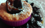 Soufflé sucré sur lit de prunes