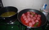 Boulettes de bœuf à la tomate accompagnées de petits pois