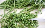 Équeuter les haricots verts, c’est long ! Voici une petite astuce pour gagner beaucoup de temps