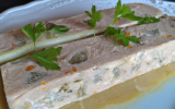 Terrine de volaille aux huîtres et poireaux, gelée aux  épices et effeuillée d'endives