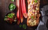 Envie d’un goûter printanier ? Testez la recette du financier XXL à la rhubarbe de Laurent Mariotte