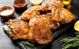 Vous ne devinerez jamais l’ingrédient parfait pour obtenir un poulet à la peau ultra caramélisée