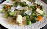 Farfalles et petits légumes verts sautés à l'huile d'olive et au chèvre.