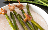 Brochettes de lapin et leurs pointes d'asperges vertes