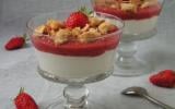 Coulis de gariguettes, rhubarbe sur son fromage blanc au kiri, crumble biscuit amande