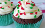 Des cupcakes au chocolat et crème au beurre vanillé à base de meringue suisse