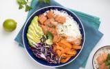 Poke bowl au saumon mariné et riz basmati