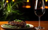 “La seule façon de prendre du plaisir à table, c’est de…” : le meilleur sommelier de France livre le conseil de dégustation du vin qui change tout lors d’un repas