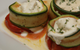 Aumônières de courgettes au chèvre frais, coulis de tomates et de poivron