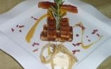 Gaufre à l'ananas et au romarin - Glace de lard fumé et tempura d'oignon - Ananas rôti et parfum de chutney