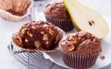 Muffins chocolat aux poires pochées et noisettes caramélisées