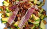 Salade de courgettes au bacon et pignons de pin