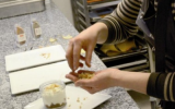 Crumble aux noix et à la Tomme de Savoie accompagné de son chutney poire et vanille