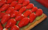 Tarte gariguettes sur sablé breton et compotée de rhubarbe épicée